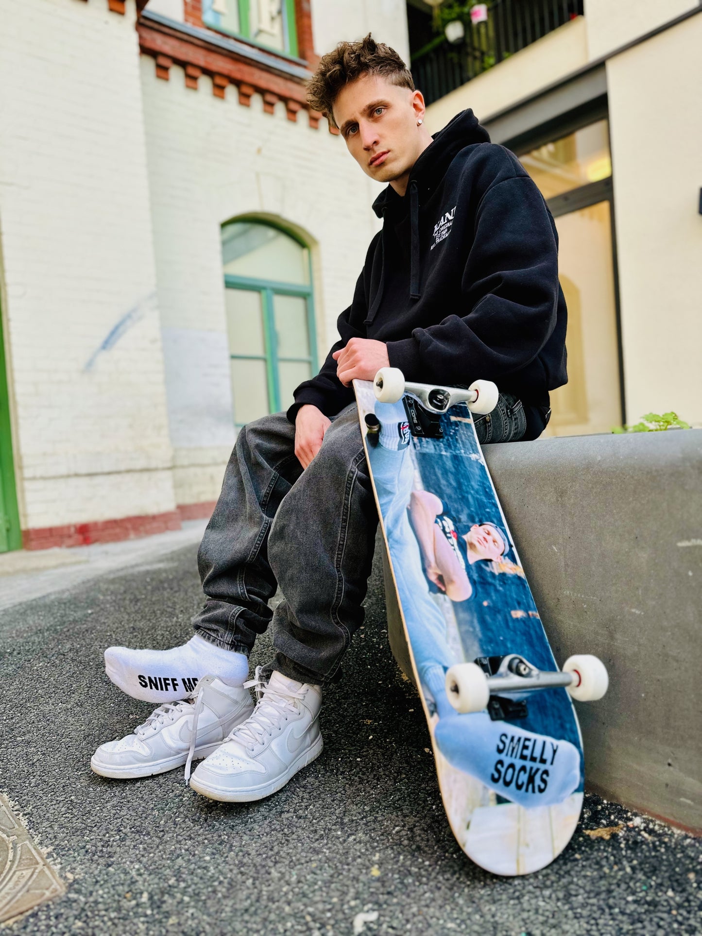 Sk8erboy® gay socks mit SNFF ME Print – Foot Fetish meets Skater Fetish in provokanter Pose auf dem Board.