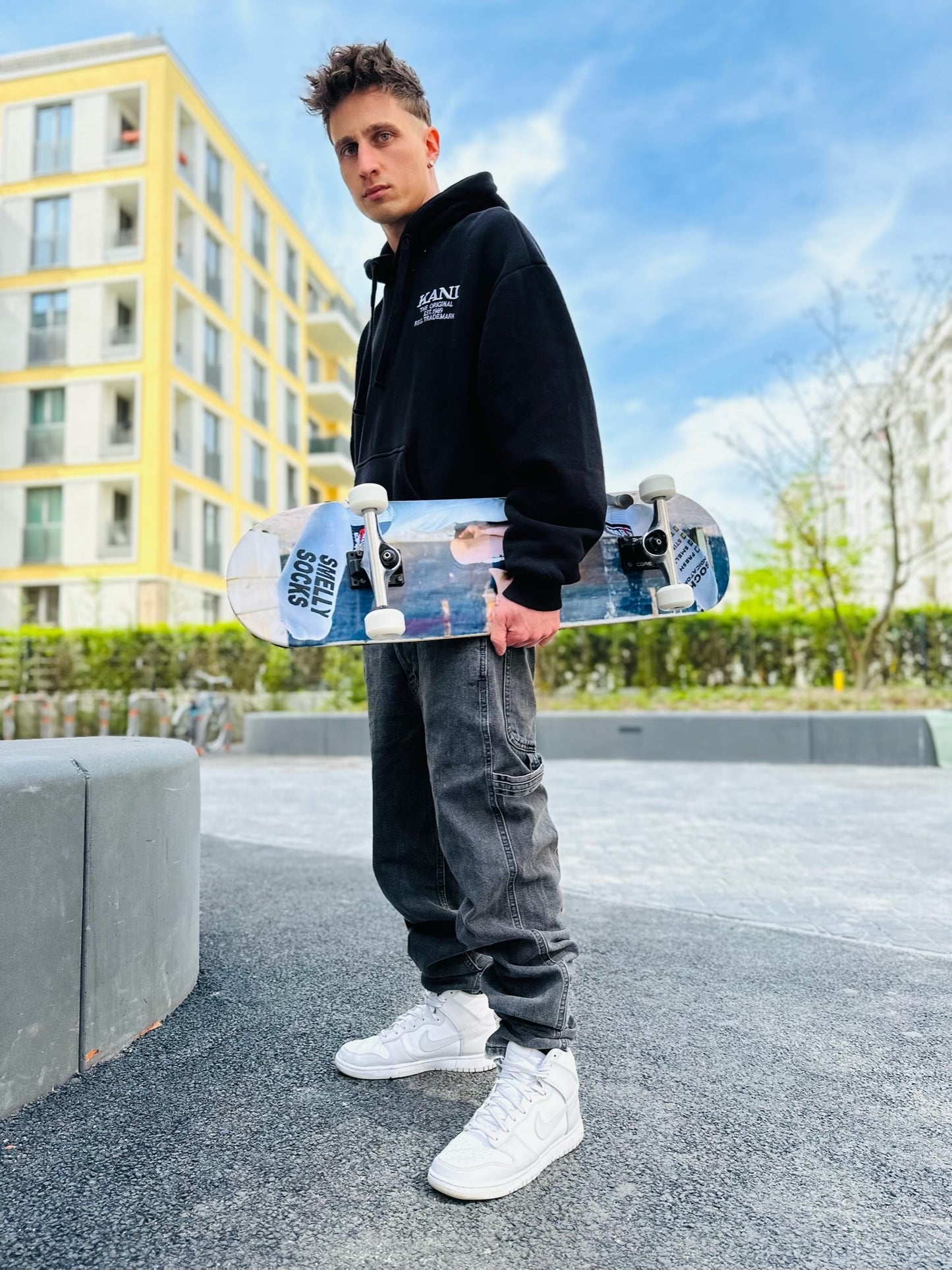 Junger gay skateboarder in Sk8erboy® Streetwear zeigt SNFF ME Socke – lässiger Mix aus Skate-Style und Gay Fetish Fashion.