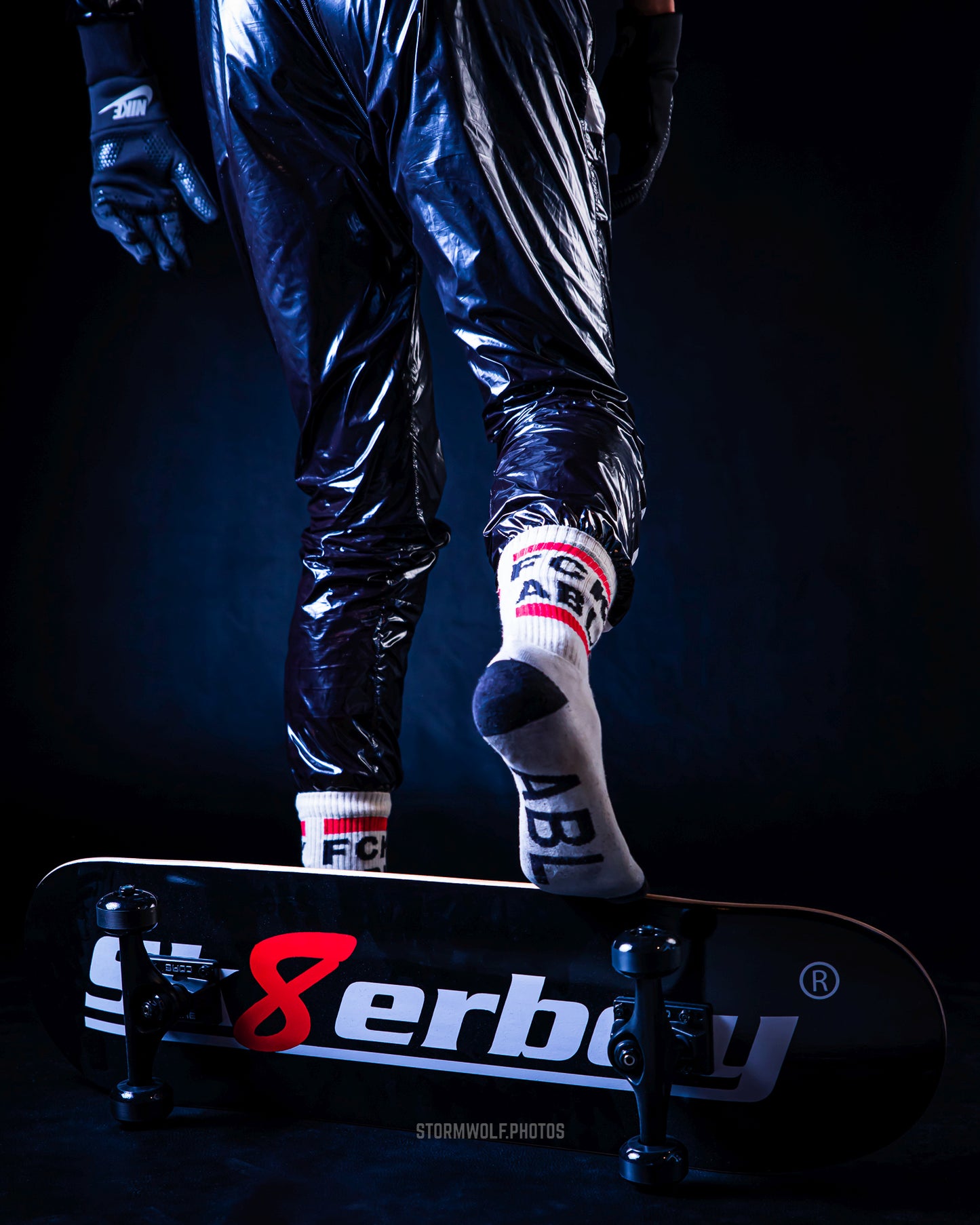Limitiertes Sk8erboy Skateboard aus USA aus USA Ahorn Holz und vom Profi gefertigt jetzt exklusiv bei Sk8erboy erhältlich für Dekoration an der Wand oder mit montierten Rollen, Grip und Achsen auch in der halfpipe Nutzbar mit Sk8erboy Logo auf der Unterseite mit montierten achsen und rollen und puppy in pvc im hintergrund