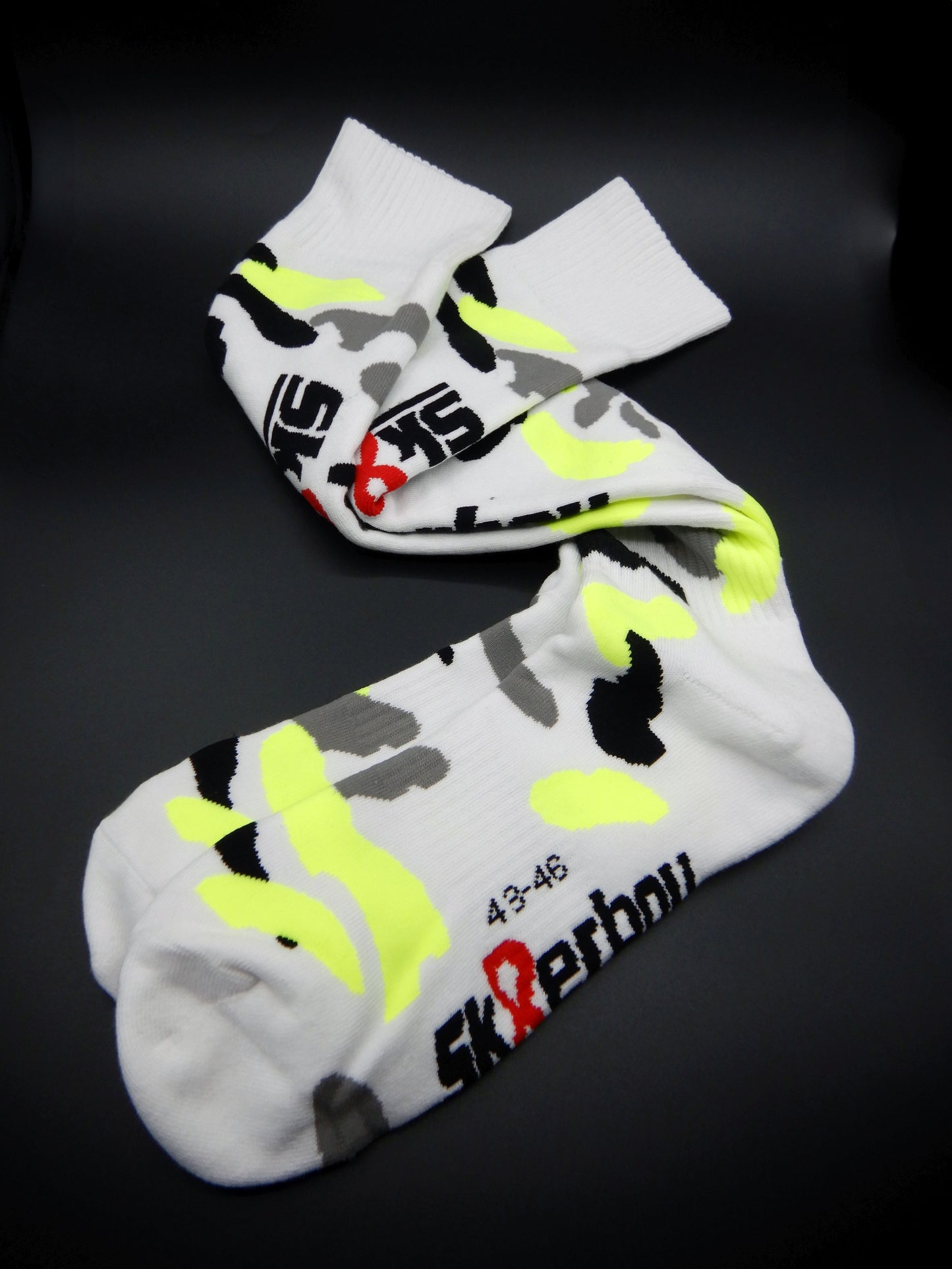mx socks in neon gelb von sk8erboy in nahaufnahme
