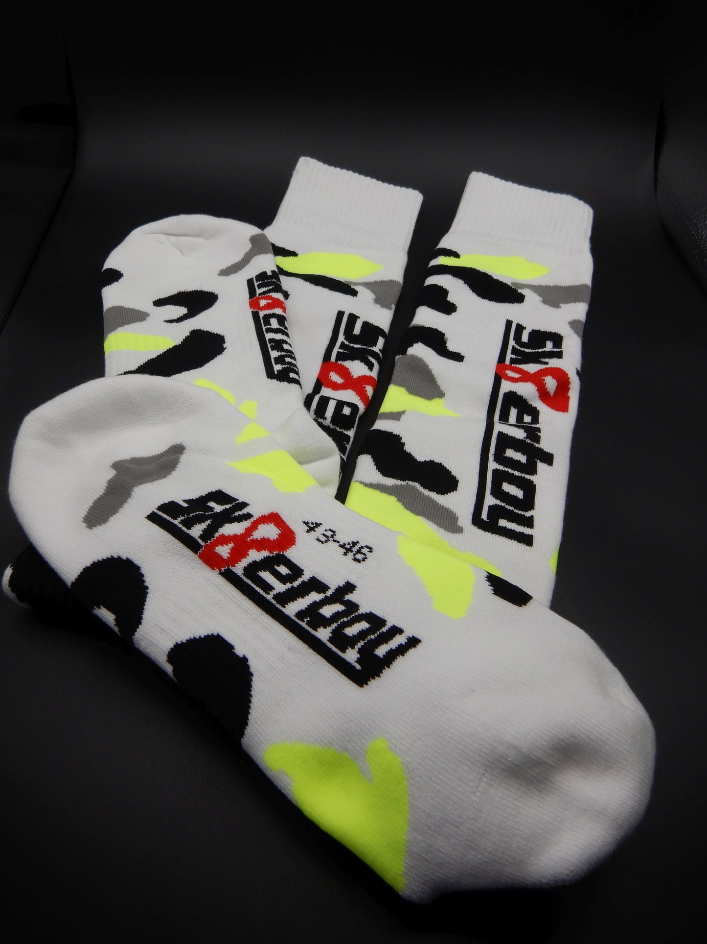 mx socks in neon gelb von sk8erboy in nahaufnahme
