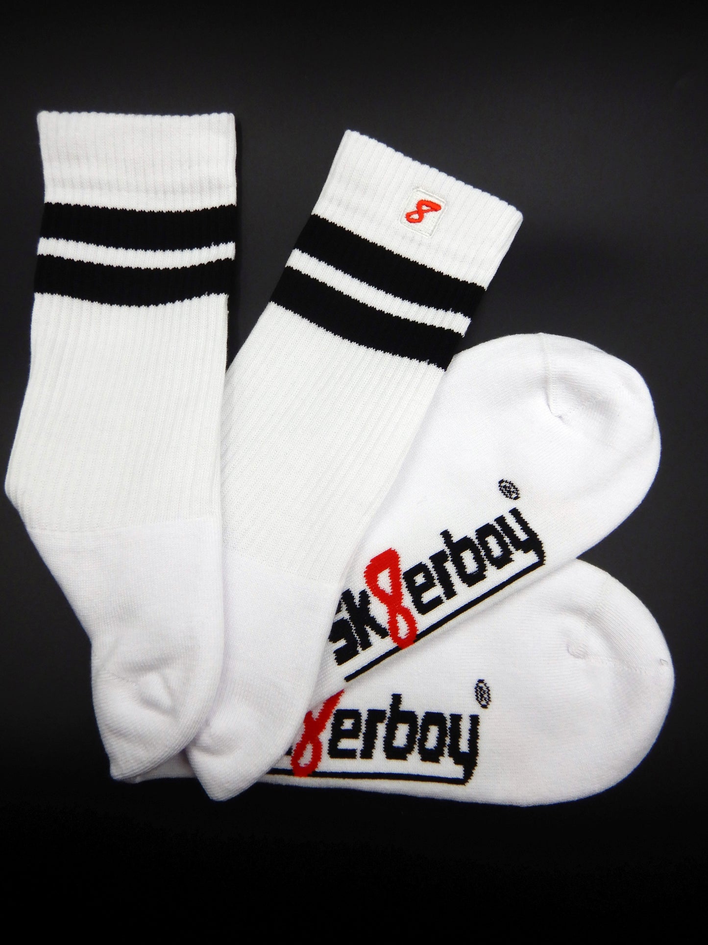Weiße Sk8erboy® Retro Socken mit schwarzen Streifen und rotem 8er Logo. Sportsocken im 80er-Jahre Look, ideal für Fetish, Streetwear und Clubwear.