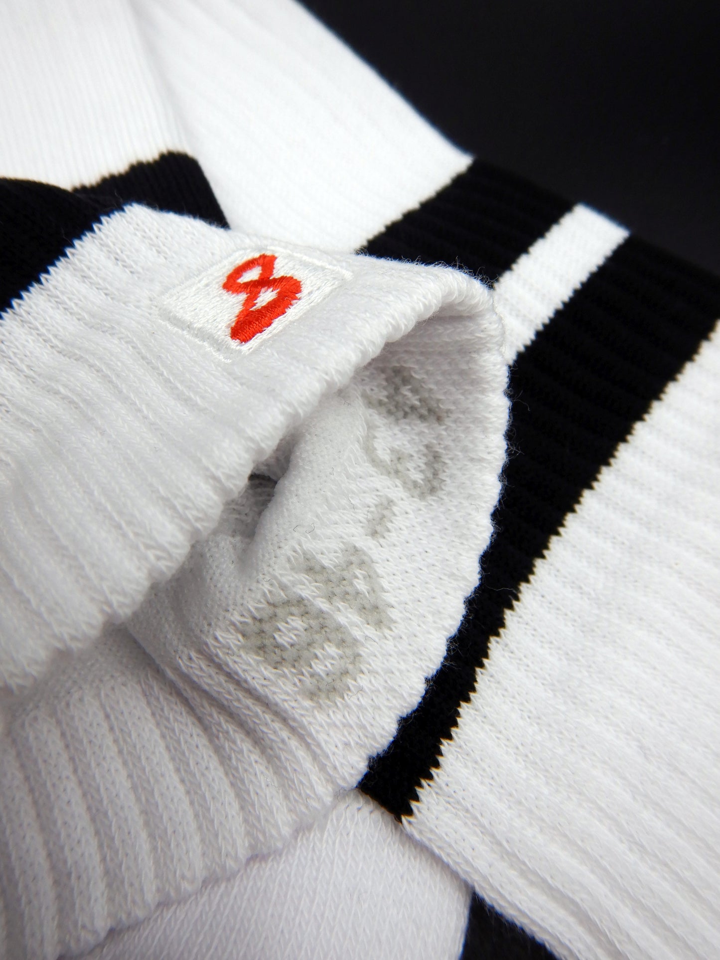 Weiße Sk8erboy® Retro Socken mit schwarzen Streifen und rotem 8er Logo. Sportsocken im 80er-Jahre Look, ideal für Fetish, Streetwear und Clubwear.
