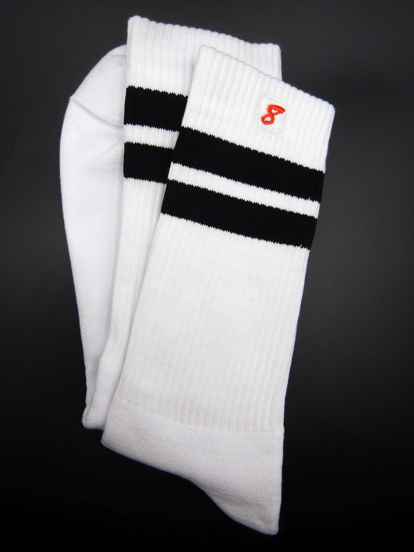 Weiße Sk8erboy® Retro Socken mit schwarzen Streifen und rotem 8er Logo. Sportsocken im 80er-Jahre Look, ideal für Fetish, Streetwear und Clubwear.