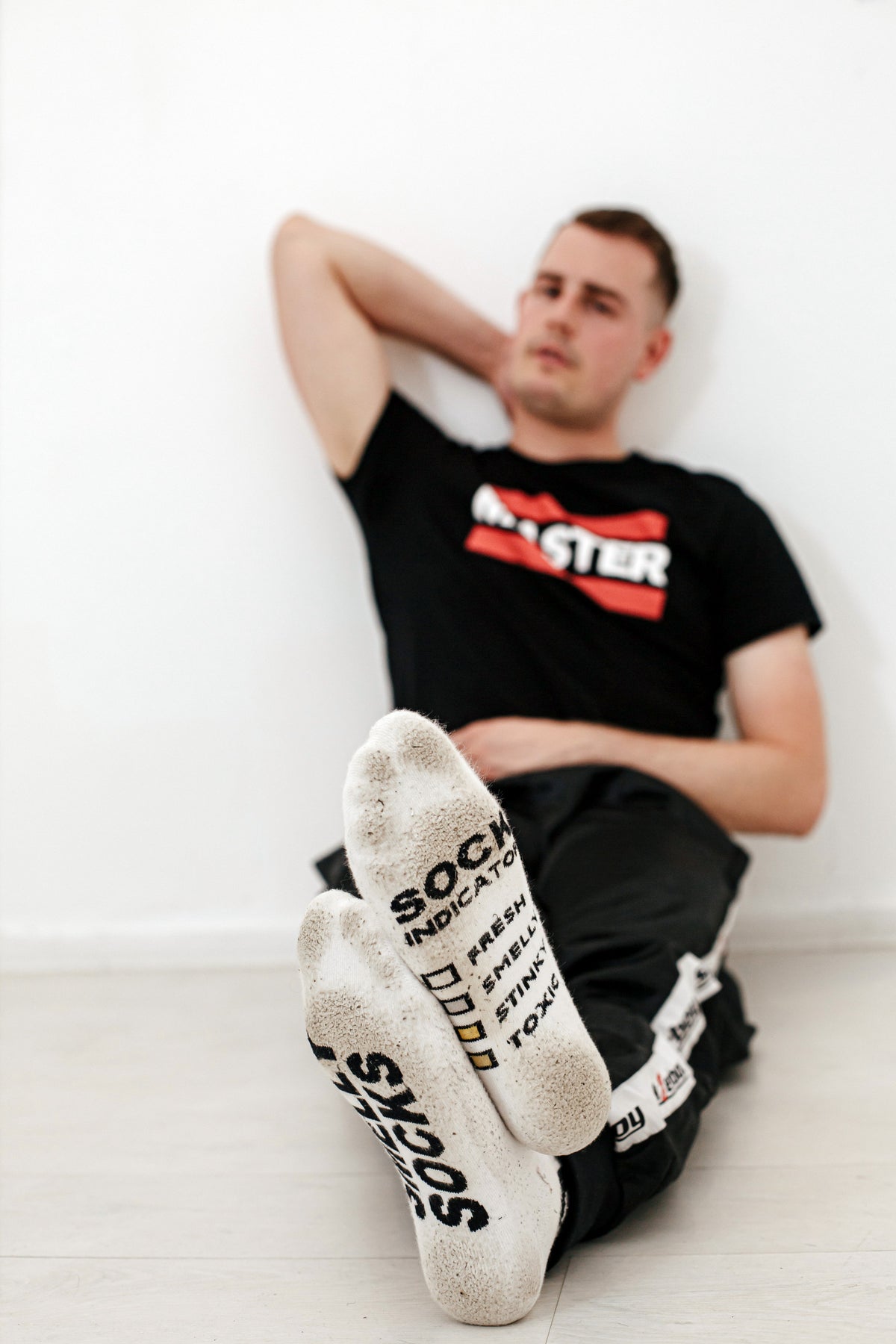 nahaufnahme einer weissen socke von unten der sk8erboy jubiläums socken 20 jahre smelly socken von einem jungen gay getrage
