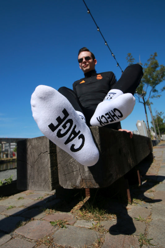 Weiße KINK3D® X Sk8erboy® LOCK3D Sportsocken mit schwarzem und hellblauem Design