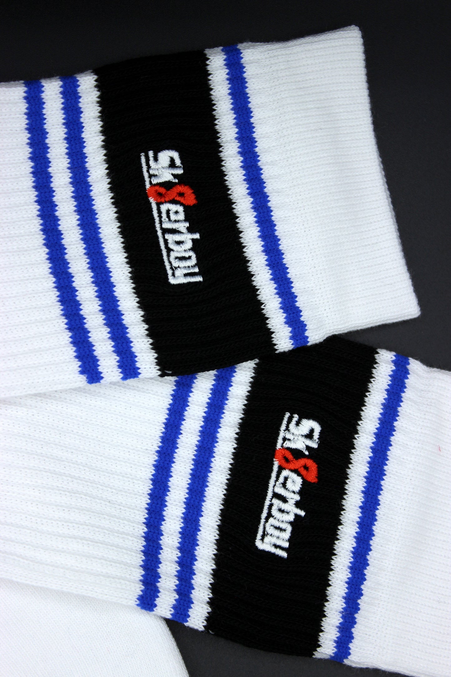 sk8erboy deluxe socks royal blau in detail ansicht mit blauem streifen am bund und hochwertigem logo in einem schwarzen balken