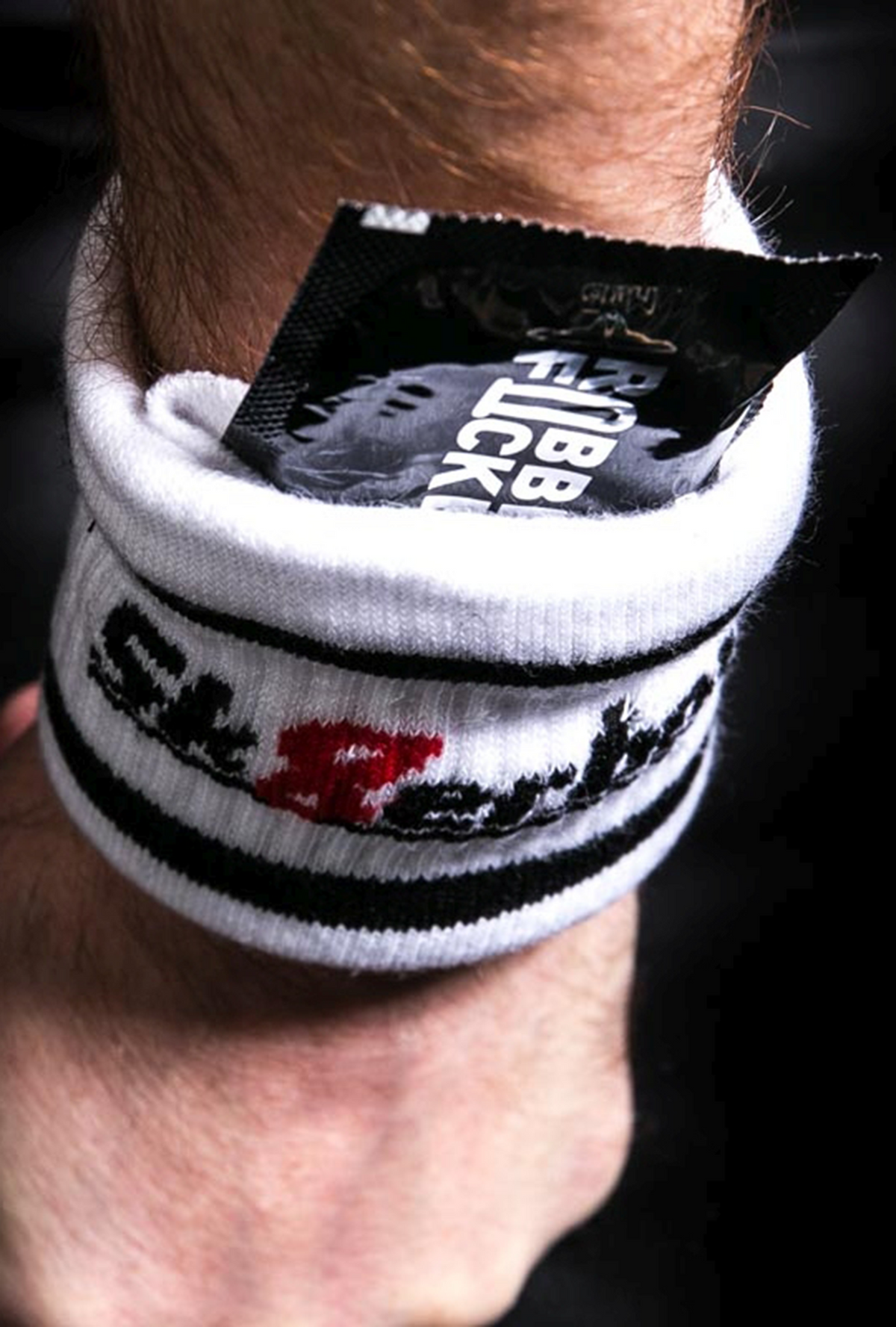 Pochette intérieure pour préservatif sur un bandeau absorbant de SK8ERBOY, chaussettes, chapeau pour soirées gay et événements fétichistes en darkroom, avec logo et préservatif Mister B Berlin en cuir, rubber, fucker.