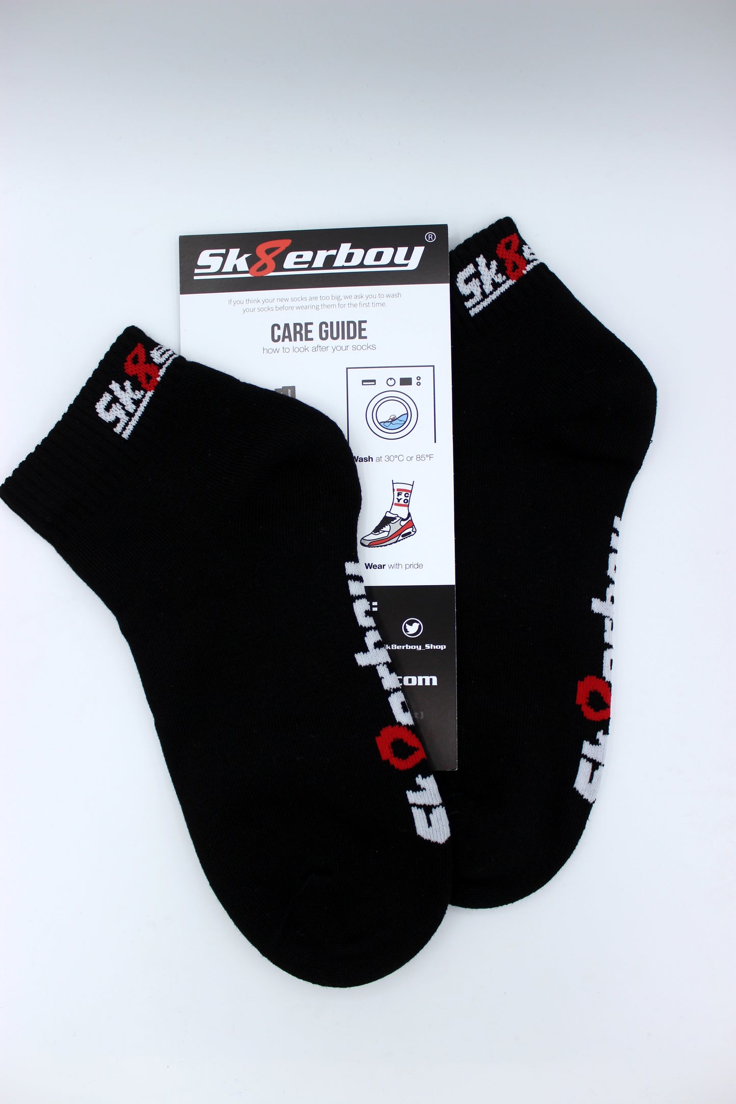 schwarze quarter socks von sk8erboy mit logo am bund und auf der unterseite in nahaufnahme