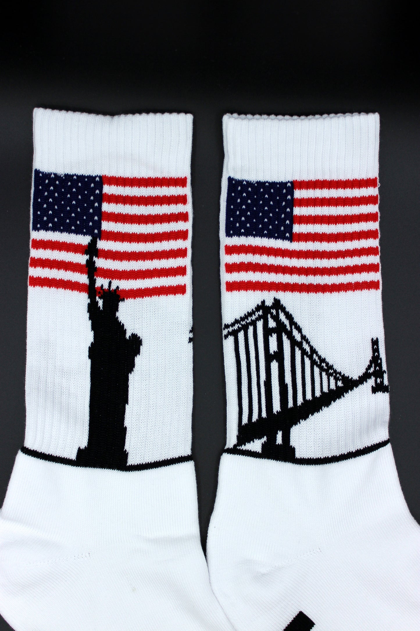 sk8erboy usa socken mit stars und stripes am bund und den zehen und großer usa aufschrift mit sk8erboy logo auf der unterseite mit liberty und golden gate bridge am bund in detailansicht