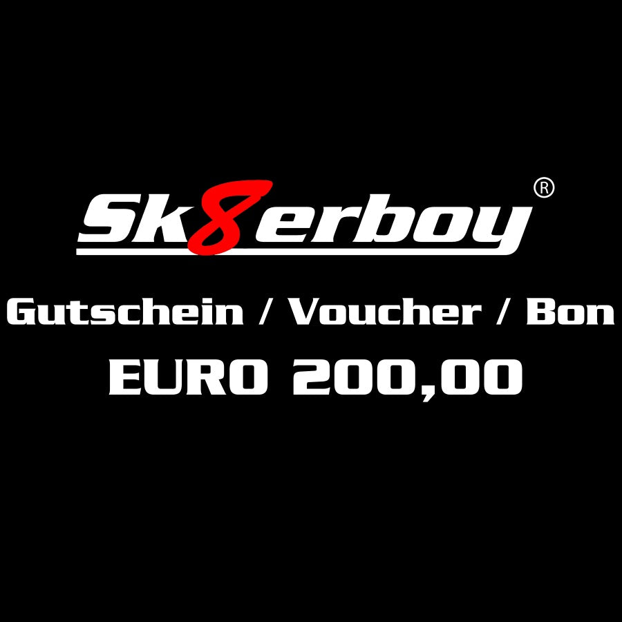 schwarzer geschenkgutschein von sk8erboy shoph fuer socken sportklamotten oder gay toys fuer 200 euro mit großem weissen logo und roter acht auch fuer mister b produkte im sk8erboy shop einloesbar