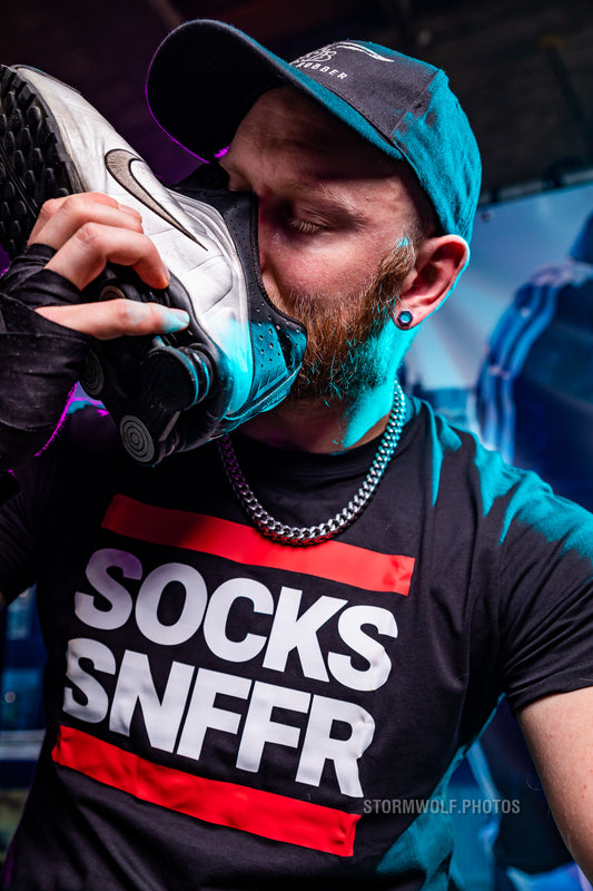 socks snffr am socken schnueffeln mit t-shirt von sk8erboy und nike shox sneaker mit mister B basecap auf der sportswear party darklands 2022