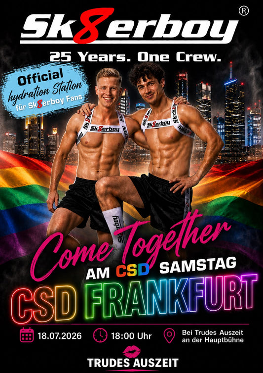 Werbegrafik zum CSD Frankfurt 2026 mit zwei Models in Sk8erboy® Sportswear vor der Frankfurter Skyline. Hinweis auf den Community-Treffpunkt bei Trudes Auszeit.