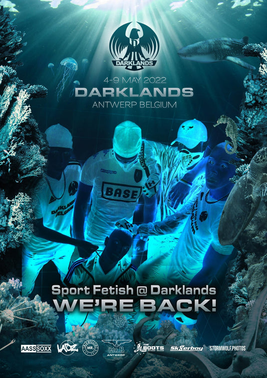 darklands poster sk8erboy antwerpen belgien sportswear event fetisch wird sind zurück jungs die sniffend im kreis stehen im fussball und sport outfit ihre socken riechen kette basecap trikot