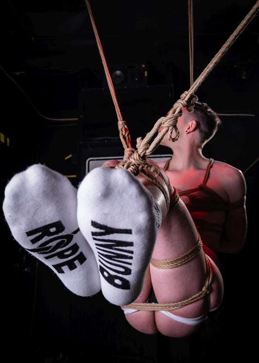 sk8erboy junge der in seilen gefesselt ist shibari master meister seile bondage rope weiße socken ROPE bunny fette buchstaben auf der sohle