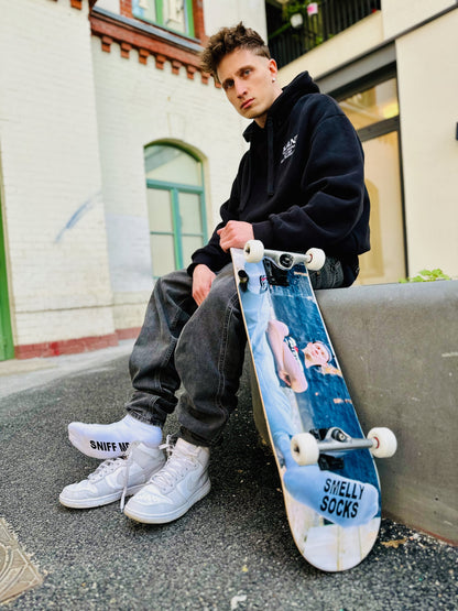 Sk8erboy® gay socks mit SNFF ME Print – Foot Fetish meets Skater Fetish in provokanter Pose auf dem Board.