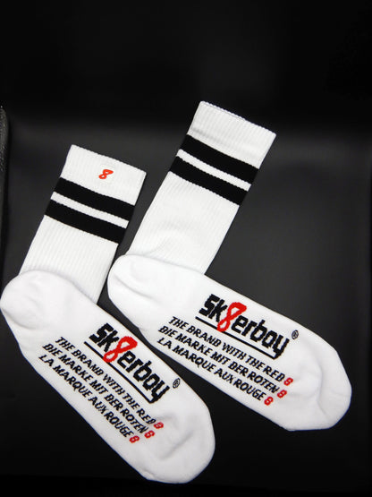 Weiße Sk8erboy® Retro Socken mit schwarzen Streifen und rotem 8er Logo. Sportsocken im 80er-Jahre Look, ideal für Fetish, Streetwear und Clubwear.