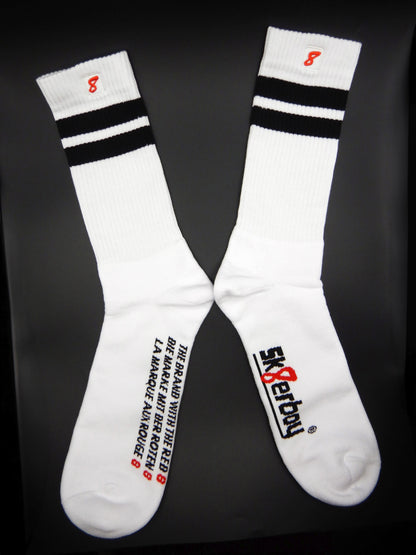 Weiße Sk8erboy® Retro Socken mit schwarzen Streifen und rotem 8er Logo. Sportsocken im 80er-Jahre Look, ideal für Fetish, Streetwear und Clubwear.