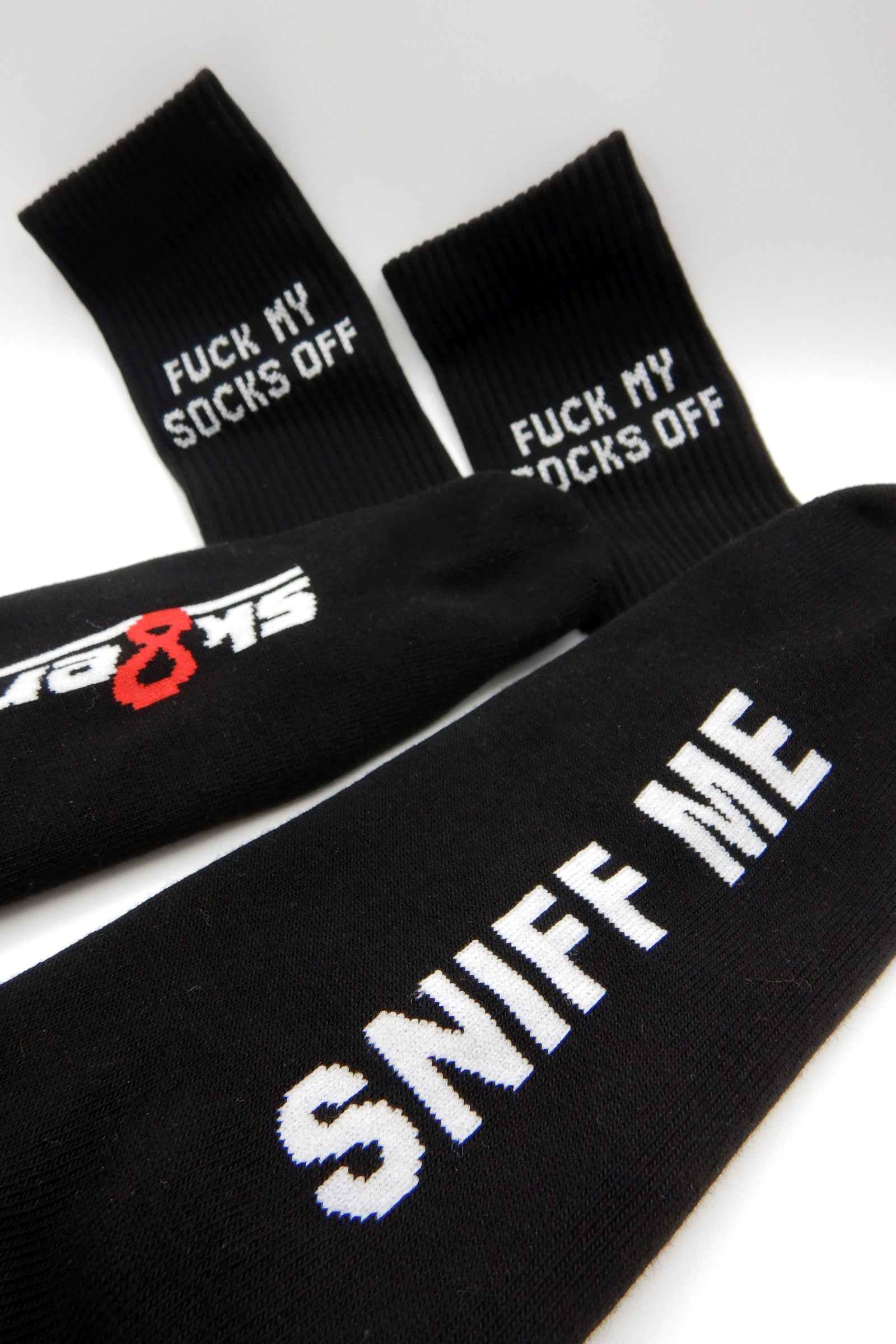 schwarze sk8erboy socken mit sniff me auf der unterseite und großem logo in detailansicht