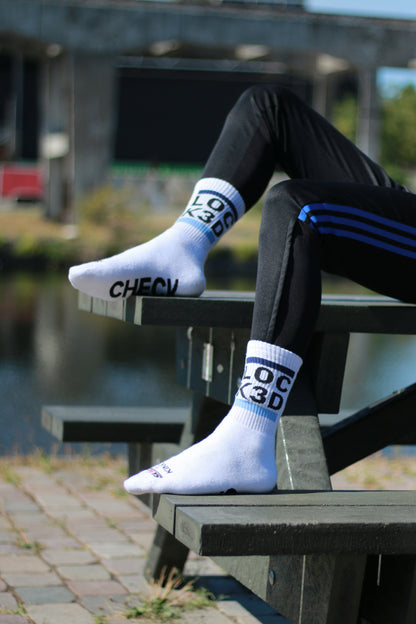 Detail der weißen LOCK3D Socks mit schwarzen und hellblauen Designelementen
