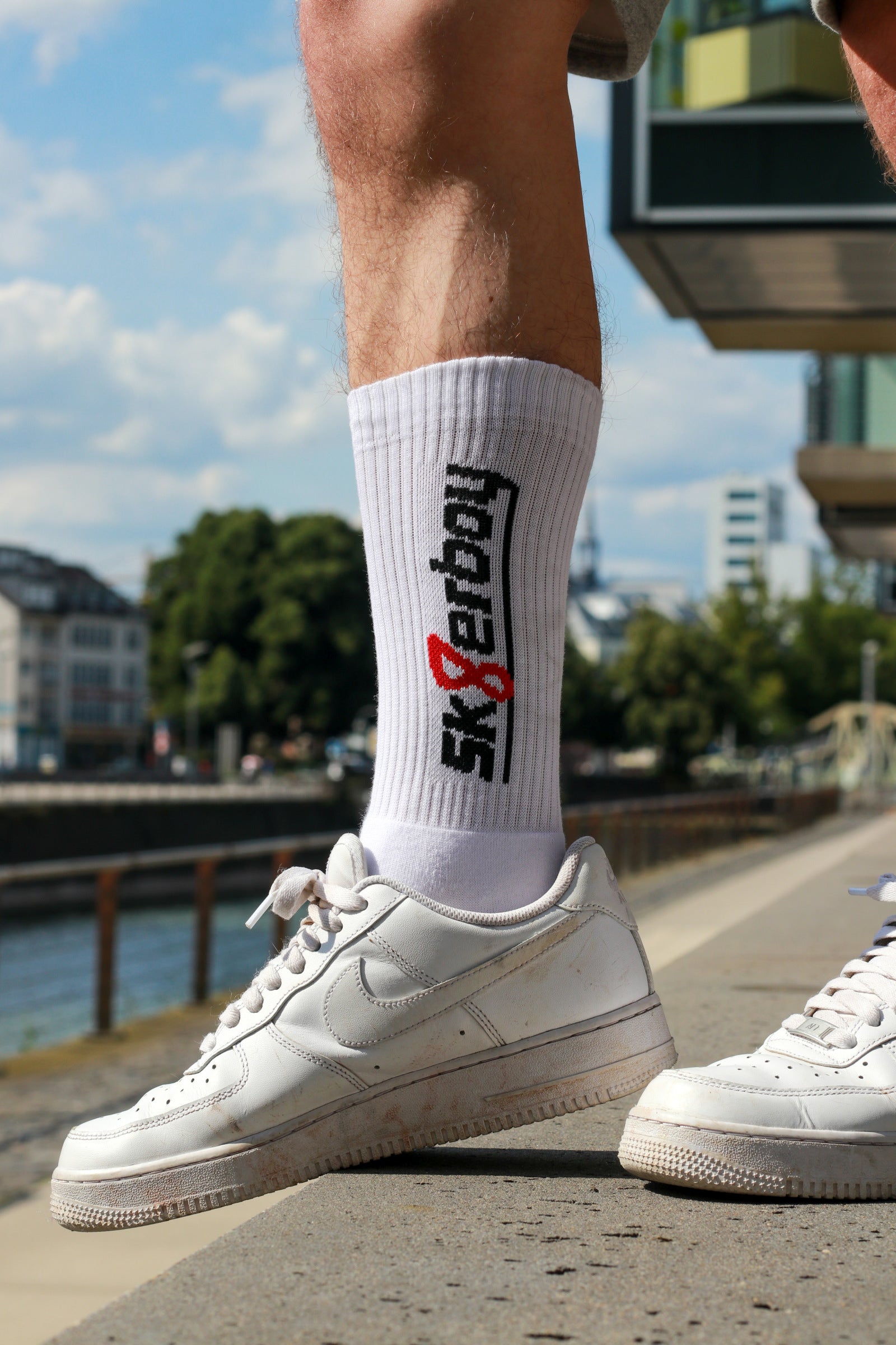 hübscher twink im freien mit fetisch klamotten von sk8erboy trägt die weißen sk8erboy crew socks bei schönem wetter