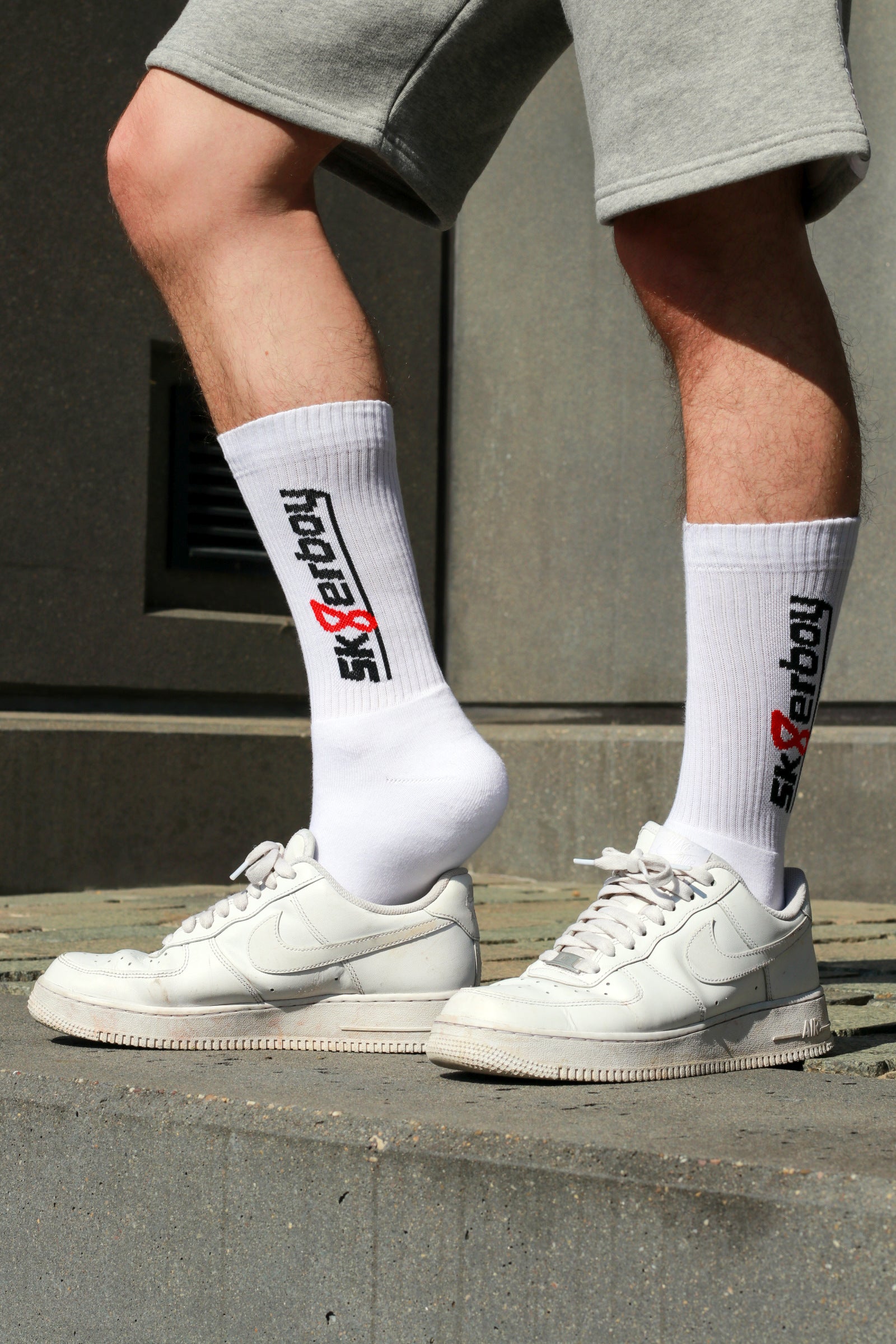 hübscher twink im freien mit fetisch klamotten von sk8erboy trägt die weißen sk8erboy crew socks bei schönem wetter