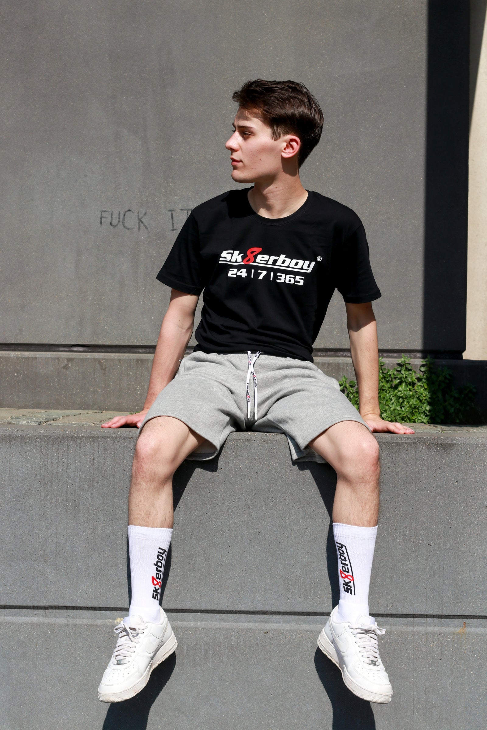 hübscher twink im freien mit fetisch klamotten von sk8erboy trägt die weißen sk8erboy crew socks bei schönem wetter