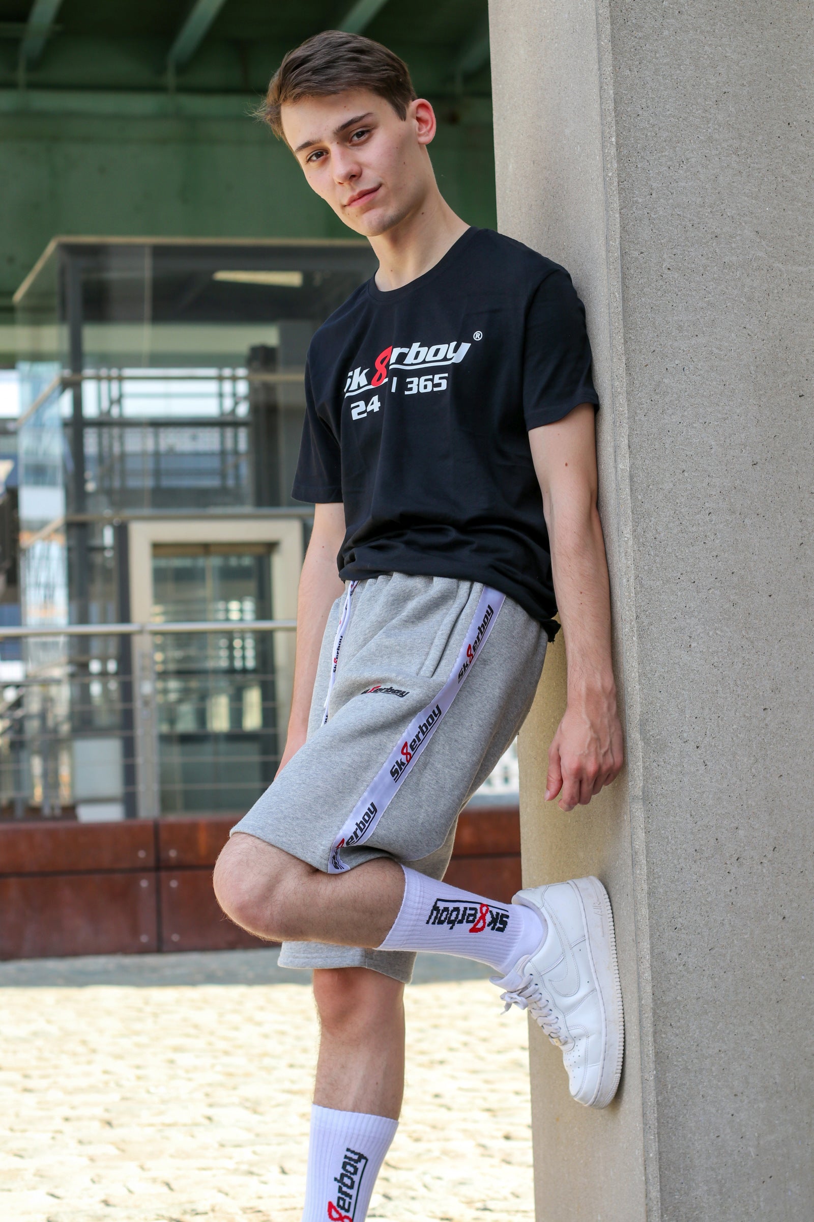 hübscher twink im freien mit fetisch klamotten von sk8erboy trägt die weißen sk8erboy crew socks bei schönem wetter