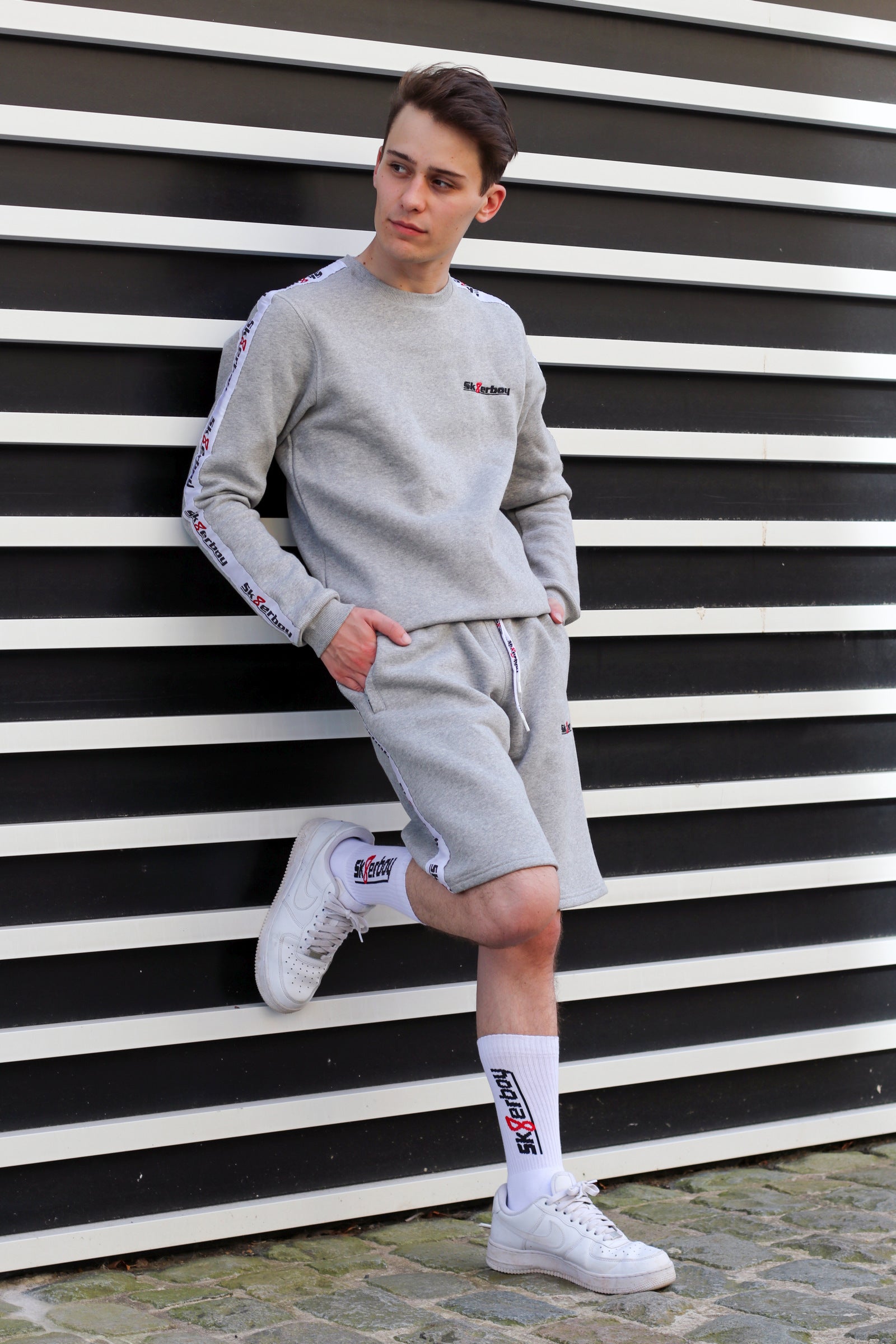 hübscher twink im freien mit fetisch klamotten von sk8erboy trägt die weißen sk8erboy crew socks bei schönem wetter