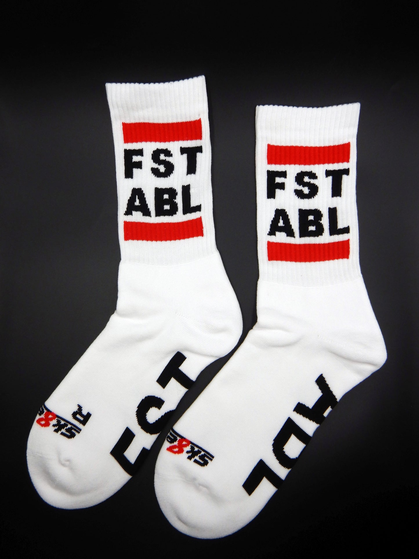 detailaufnahme unserer sk8erboy fst abl socken fuer alle kerle die auf fisten stehen und diese flauschigen socken mit großem roten balken und schriftzug mit logo lieben