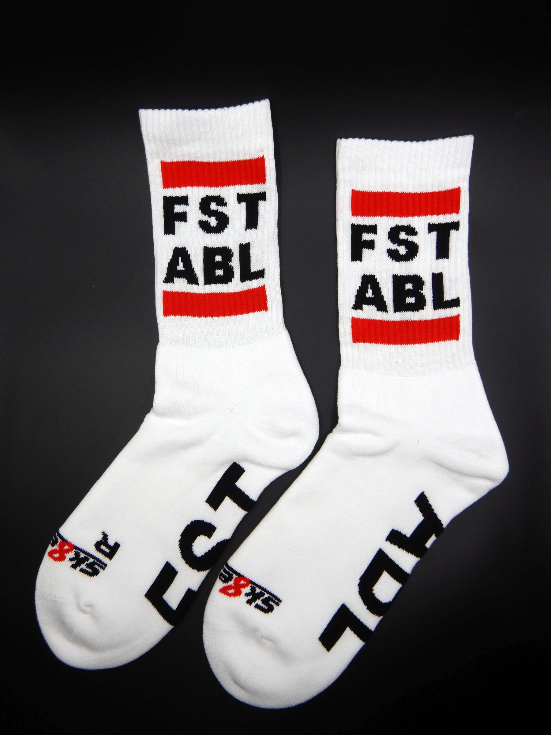 detailaufnahme unserer sk8erboy fst abl socken fuer alle kerle die auf fisten stehen und diese flauschigen socken mit großem roten balken und schriftzug mit logo lieben