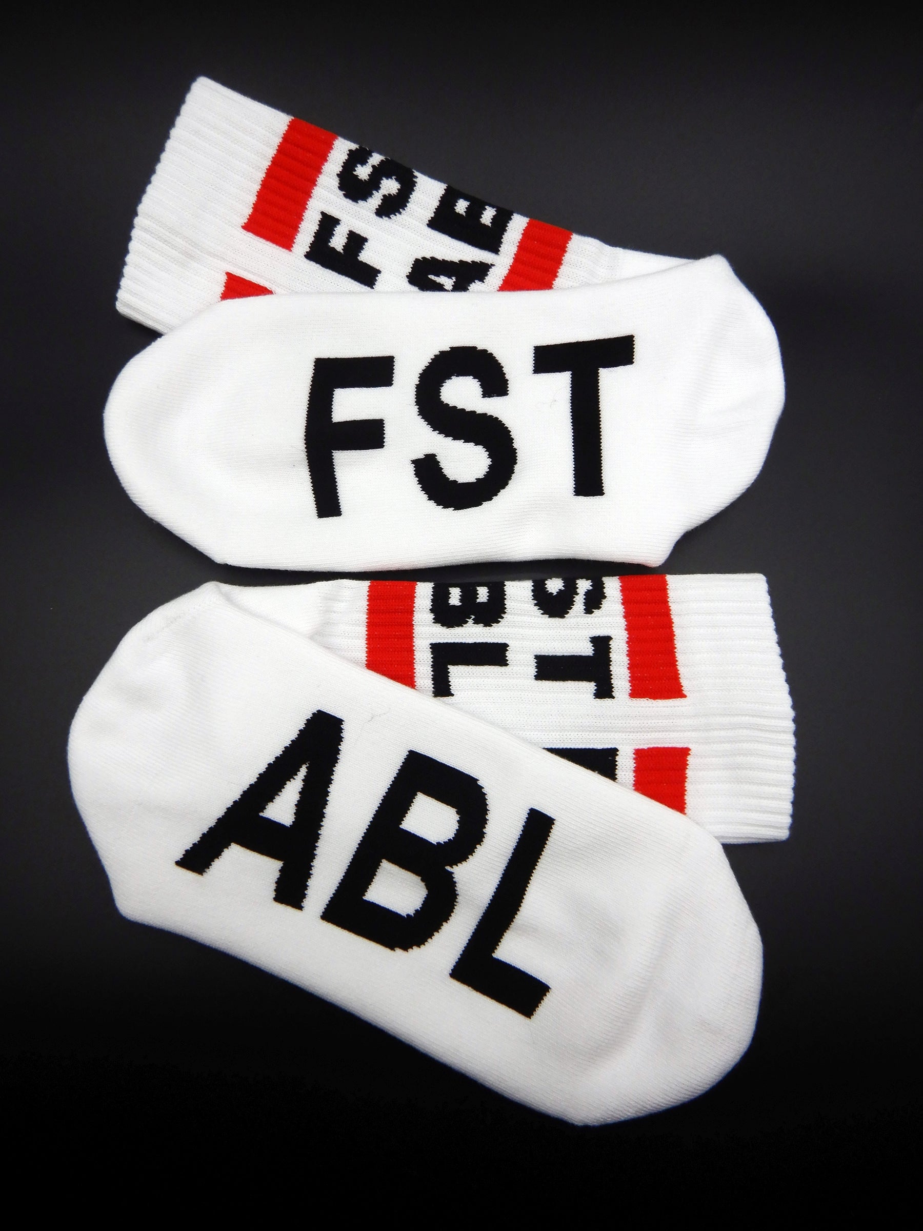detailaufnahme unserer sk8erboy fst abl socken fuer alle kerle die auf fisten stehen und diese flauschigen socken mit großem roten balken und schriftzug mit logo lieben