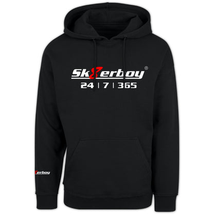 Sk8erboy online shop ist 365 tage 7 tage die woche und 24 stunden lang erreichbar. mit diesem schwarzen kapuzenpullover mit großem 24/7/365 aufdruck zeigst du, dass du auch das ganze jahr rund um die uhr mit deinem fetischherz verbunden bist.