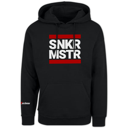 schwarzer sk8erboy kaputzen pullover gay fetisch sweat shirt mit logo auf dem arm und SNKR MSTR auf der vorderseite in schwarz weiss rot