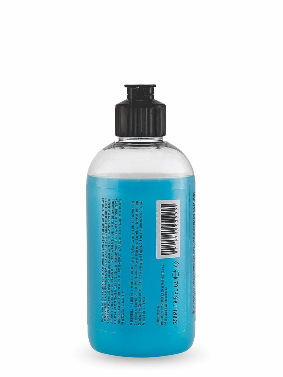 rueckseite einer 250ml flasche mit blauer fluessigkeit vor weissem hintergrund mit waschmittel fuer rubber gummi kleidung zum reinigen und pflegen von fetisch klamotten