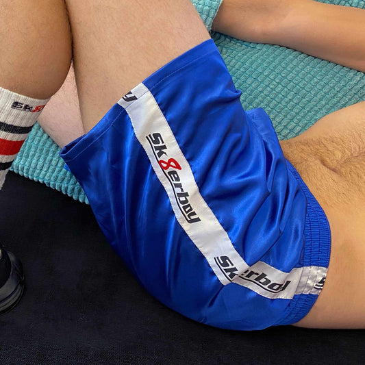 bengel der auf dem sofa sich raektelt und seine geilen smelly sk8erboy tube socks socken an seine blaue royalblaue shiny glanz glaenzende boxershort brief reibt die einen fetten satin streifen haben