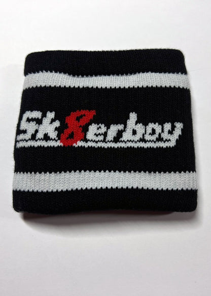 schwarzes schweißband mit hundepfote auf der front in weiss mit sk8erboy logo auf der rückseite gestrickt für arm und beine mit innentasche