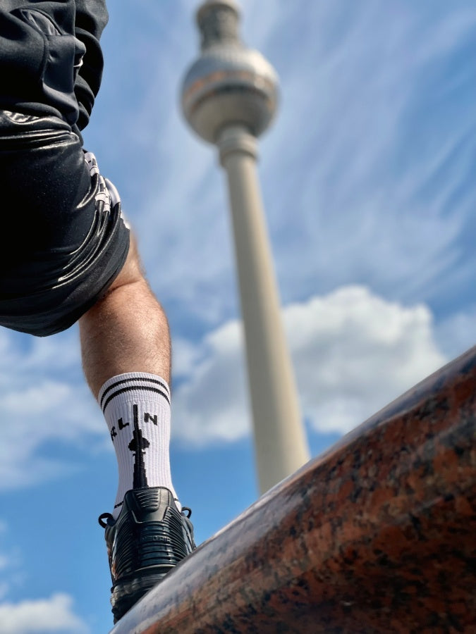 junger gay in berlin mit sk8erboy berlin socken und nike tn sneaker in kurzer short vor dem funkturm