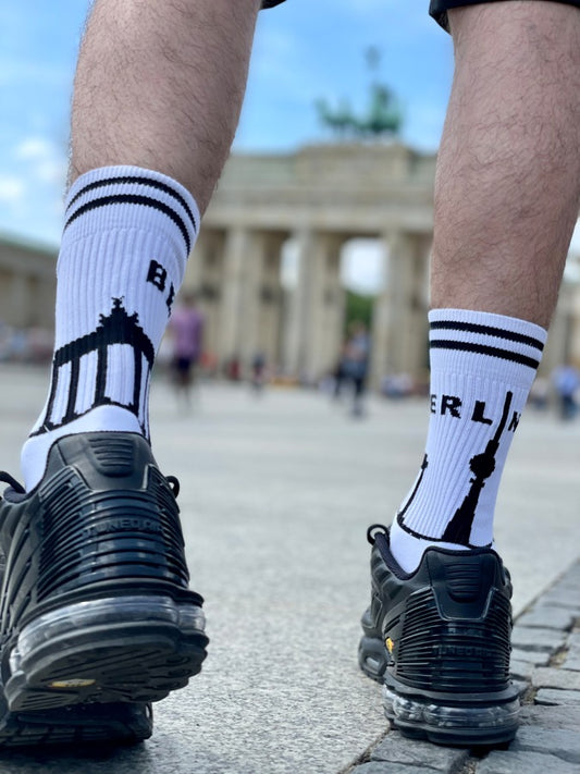 junger gay in berlin mit sk8erboy berlin socken und nike tn sneaker in kurzer short vor dem brandenbuger tor