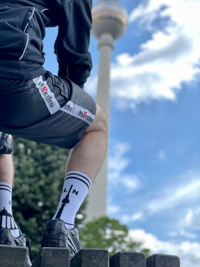 junger gay in berlin mit sk8erboy berlin socken und nike tn sneaker in kurzer short vor dem funkturm
