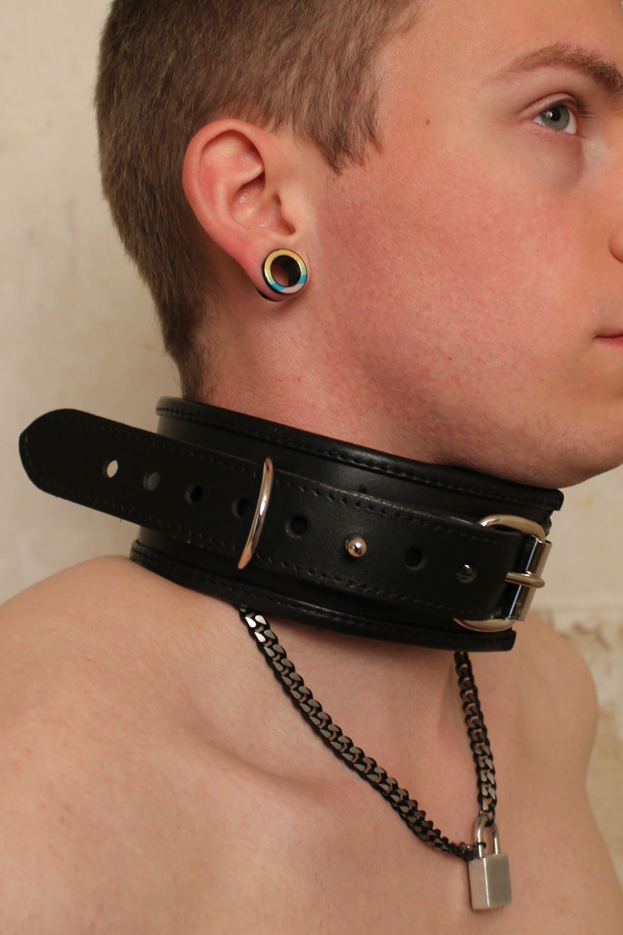 junger gay traegt gepolstertes leder halsband in schwarz zum abschliessen mittels vorhaengeschloss bei bondage und fesselspiele master slave