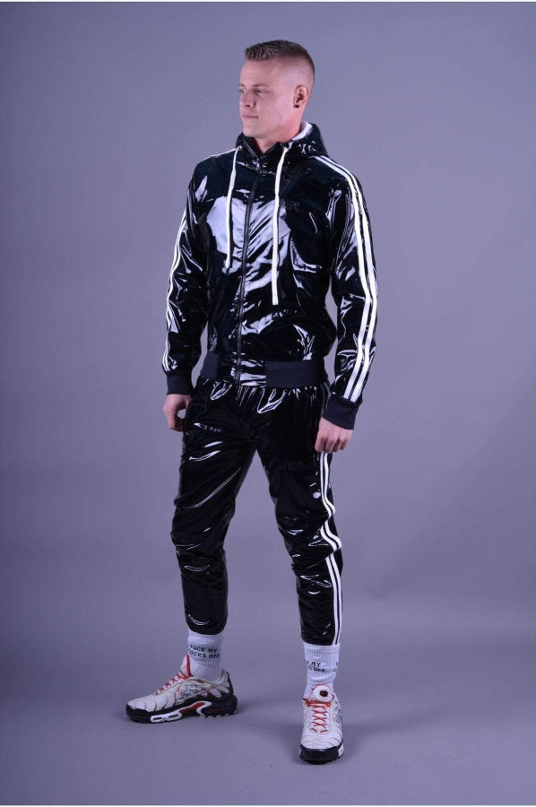 junger gay trägt einen glänzenden fetisch pvc trainingsanzug von mr riegillio in schwarz mit weissen streifen und sk8erboy sniff me socks und nike tn sneaker