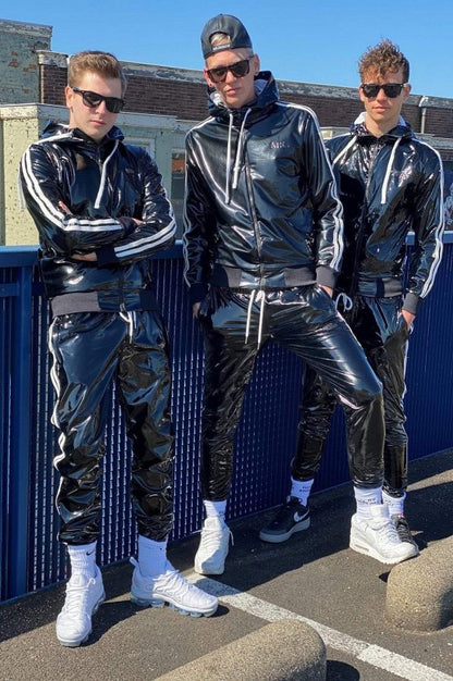 drei junge gays tragen glänzenden fetisch pvc trainingsanzug von mr riegillio in schwarz mit weissen streifen und sk8erboy sniff me socks und nike sneaker