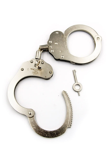 Mister B Handschellen aus vernikeltem Stahl und zwei schlüssel bei sk8erboy im shop für bdsm und gay bondage