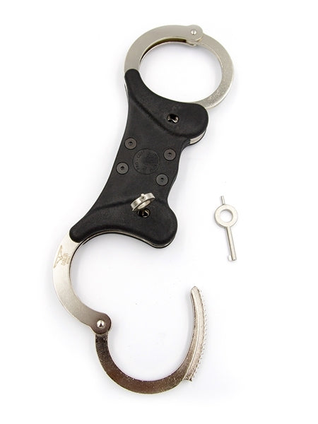 Mister B Handschellen aus vernikeltem Stahl und zwei schlüssel bei sk8erboy im shop für bdsm und gay bondage geöffnet