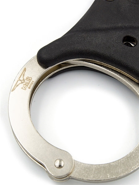 Mister B Handschellen aus vernikeltem Stahl und zwei schlüssel bei sk8erboy im shop für bdsm und gay bondage in der detailansicht
