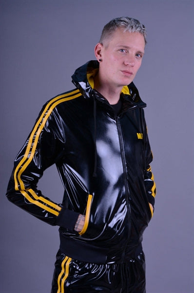 MR Riegillio PVC Tracksuit jacke mit gelben streifen von einem jungen gay getragen in schwarz glänzend mit von vorne