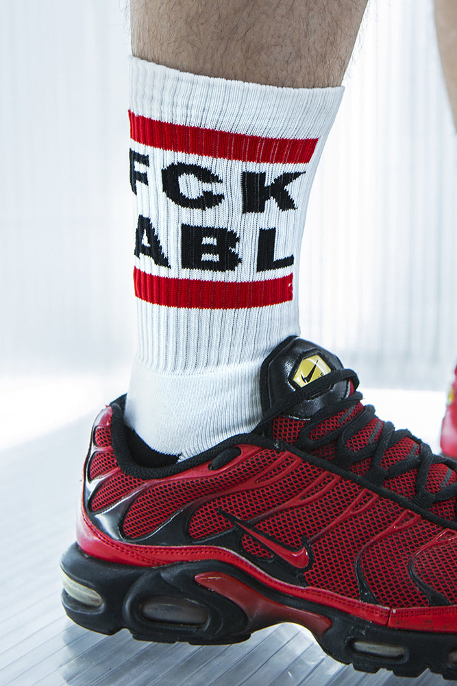sk8erboy fck abl fetisch gay socken fuer passive kerle in detailansicht mit großem roten balken getragen in roten nike tn sneakern von einem jungen gay