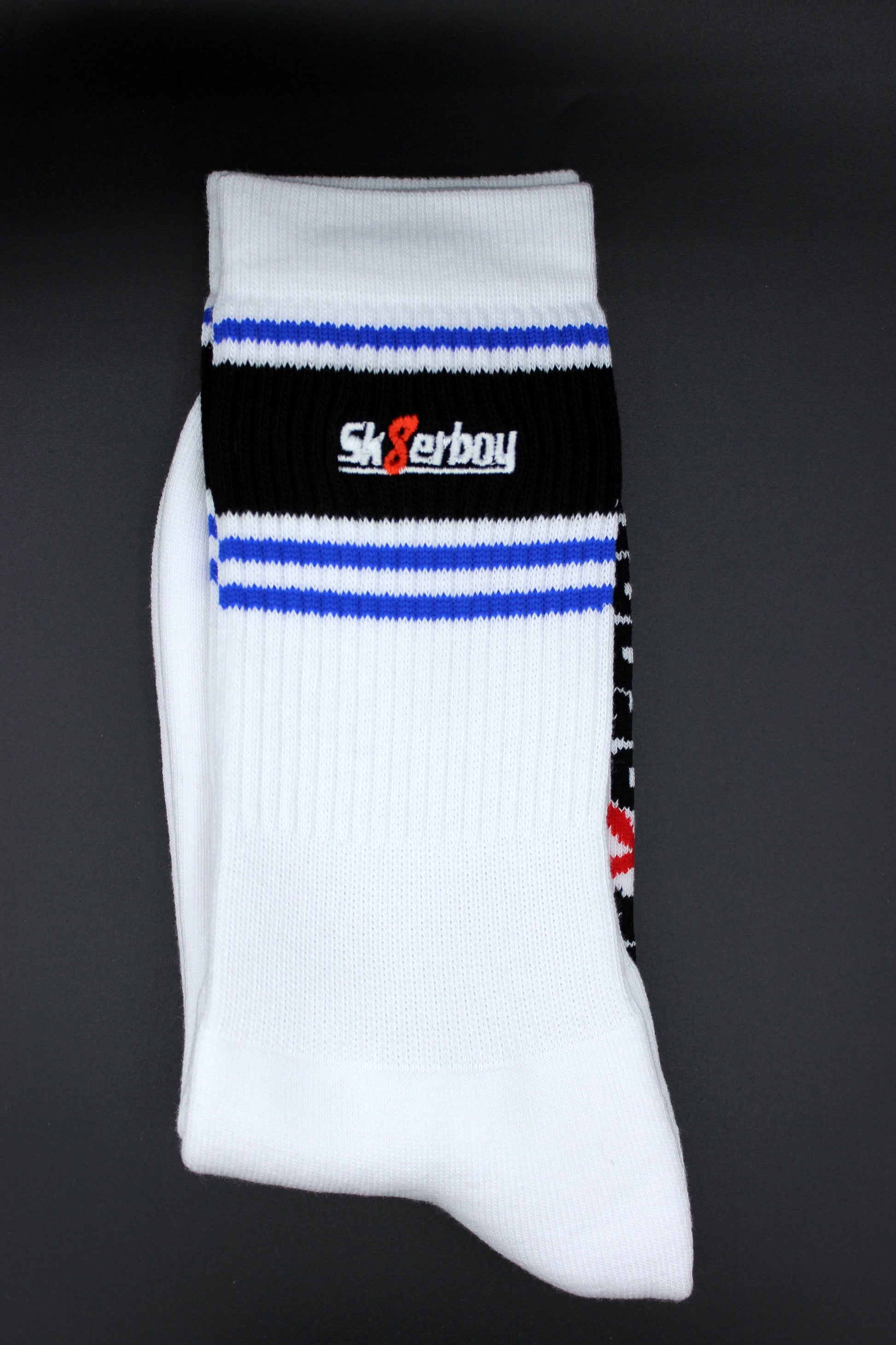 sk8erboy deluxe socks royal blau in detail ansicht mit blauem streifen am bund und hochwertigem logo in einem schwarzen balken