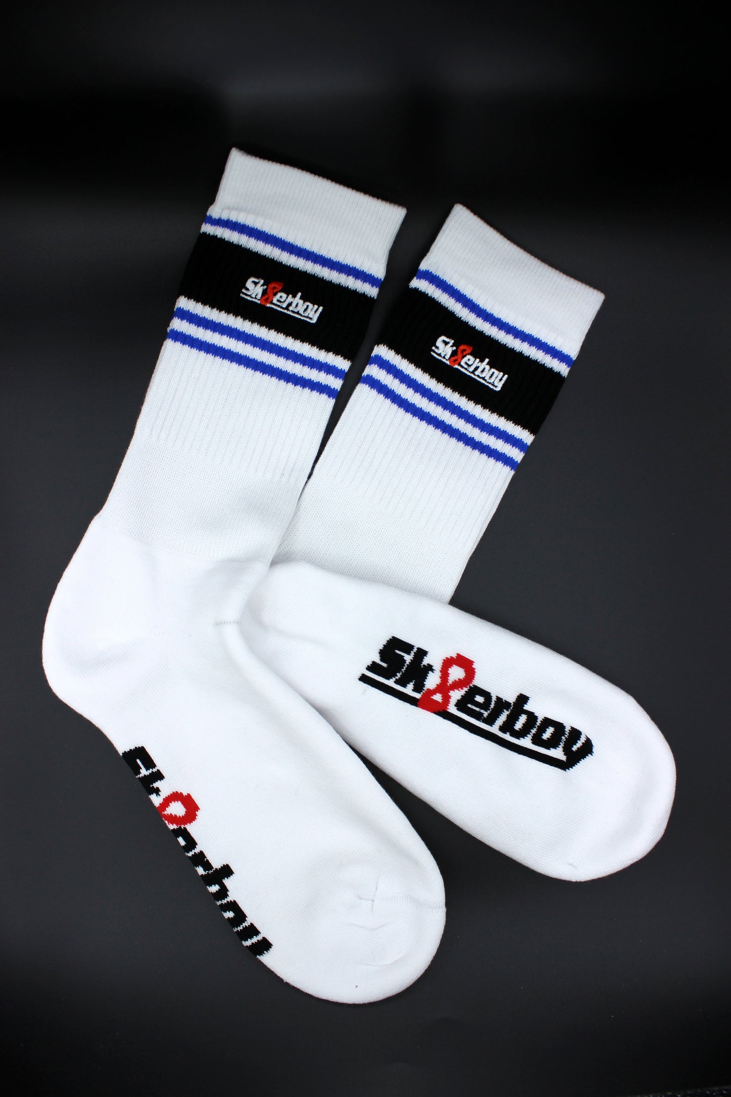 sk8erboy deluxe socks royal blau in detail ansicht mit blauem streifen am bund und hochwertigem logo in einem schwarzen balken
